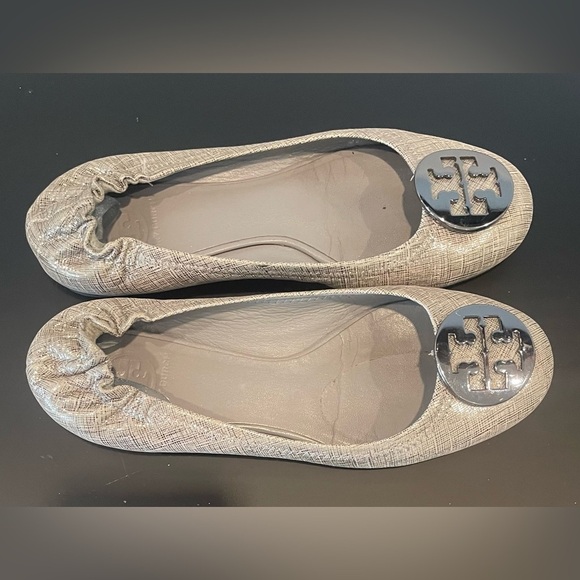 Tory Burch Reva Flat Size 8 Silver Pewter Leather Lg Silver Medallion Timeless - Picture 3 of 5